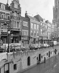 881640 Gezicht op de voorgevels van de panden Vismarkt 1 (links) -hoger te Utrecht.